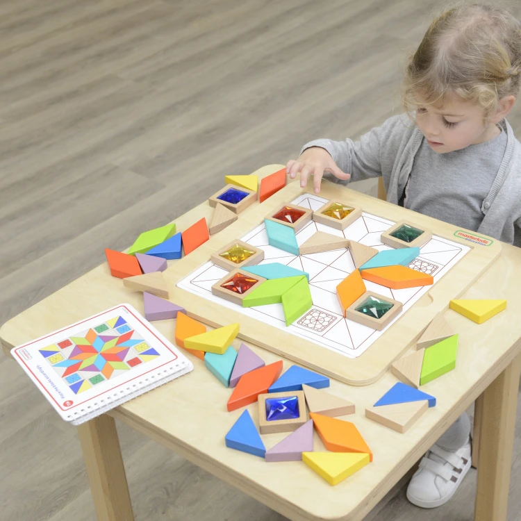 Kilka figur tangram obok siebie — przykłady ułożeń dla treningu spostrzegawczości i kreatywności