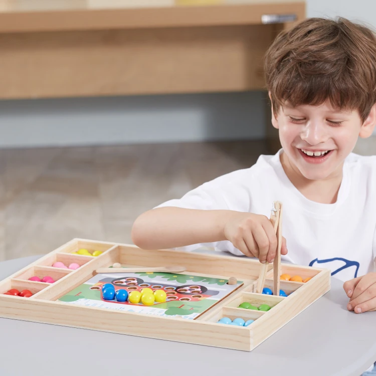 Widok z góry na układankę Montessori VIGA — pola do układania, otwory na kulki i rozmieszczenie elementów