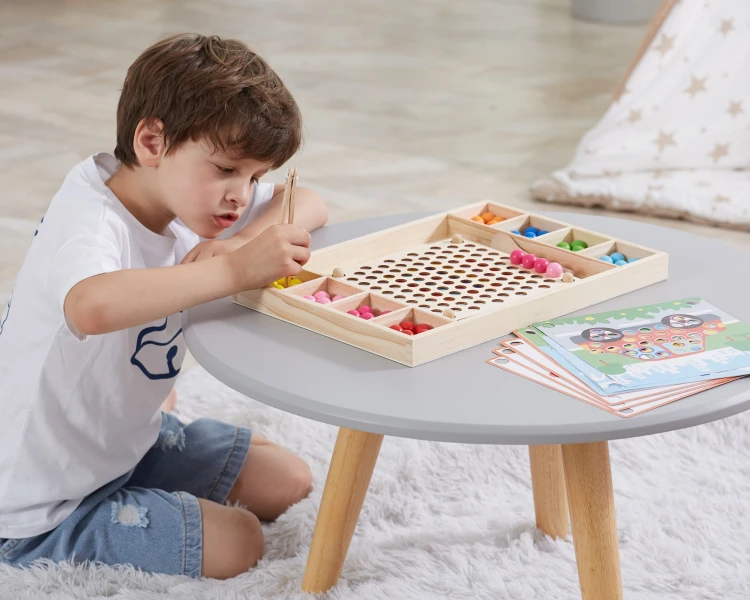 Ułożone elementy w linii — przykład zabawy i dopasowywania w układance VIGA Montessori dla dziecka