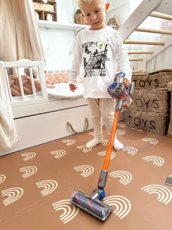 Tył korpusu WOOPIE z detalem uchwytu i miejsca montażowego rury, tekstura plastiku widoczna w zbliżeniu