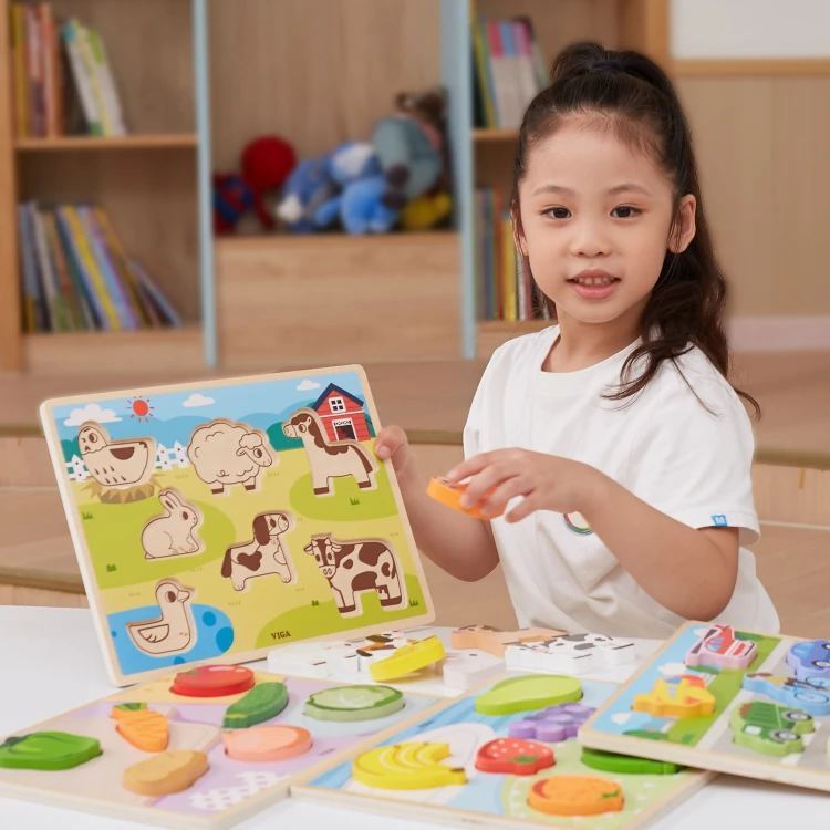 Plansza układanki Montessori rozłożona na stole — VIGA puzzle z motywem farmy i klockami