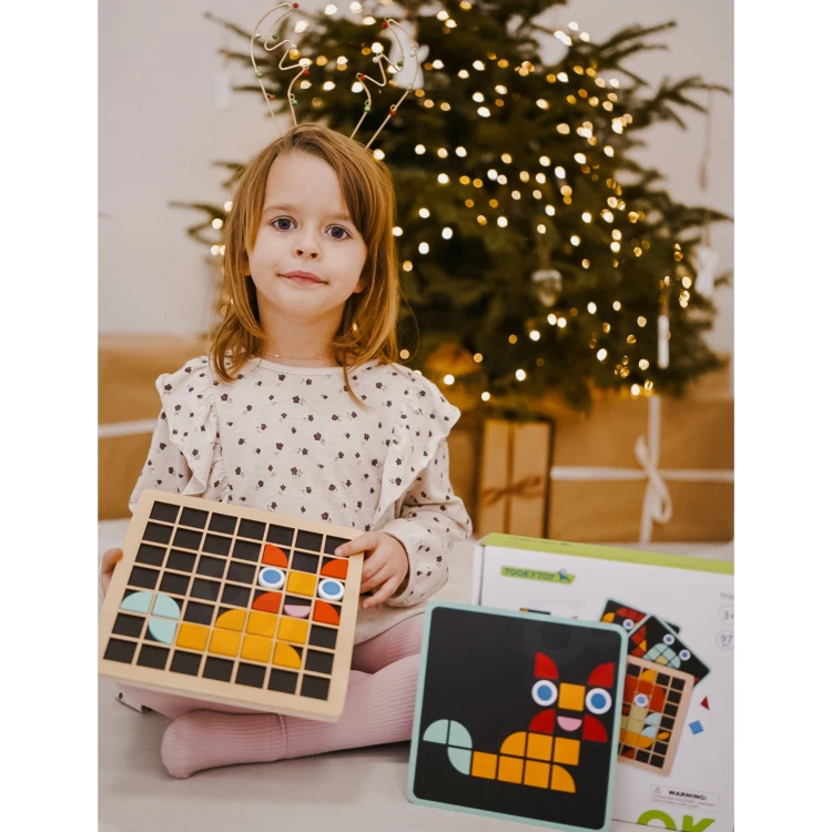 Ujęcie z boku ukazujące grubość planszy i profil elementów — detale konstrukcji mozaiki Montessori
