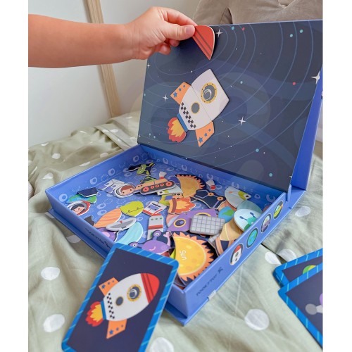 TOOKY TOY — elementy puzzle Montessori rozłożone na białym tle, widoczne różne kształty i kolory