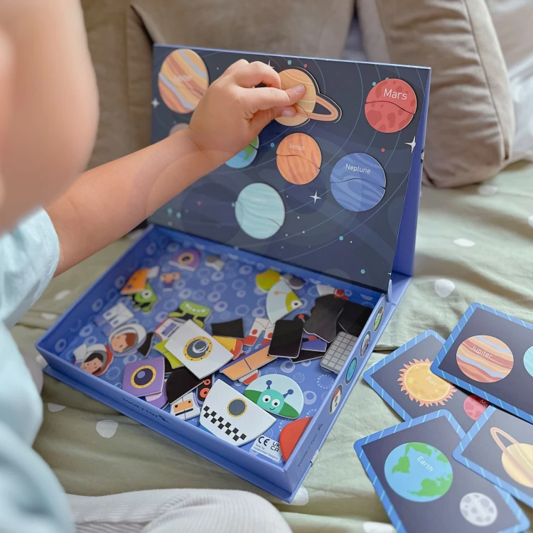 Układanka TOOKY TOY w ujęciu z góry — wiele kolorowych puzzli rozmieszczonych wokół planszy