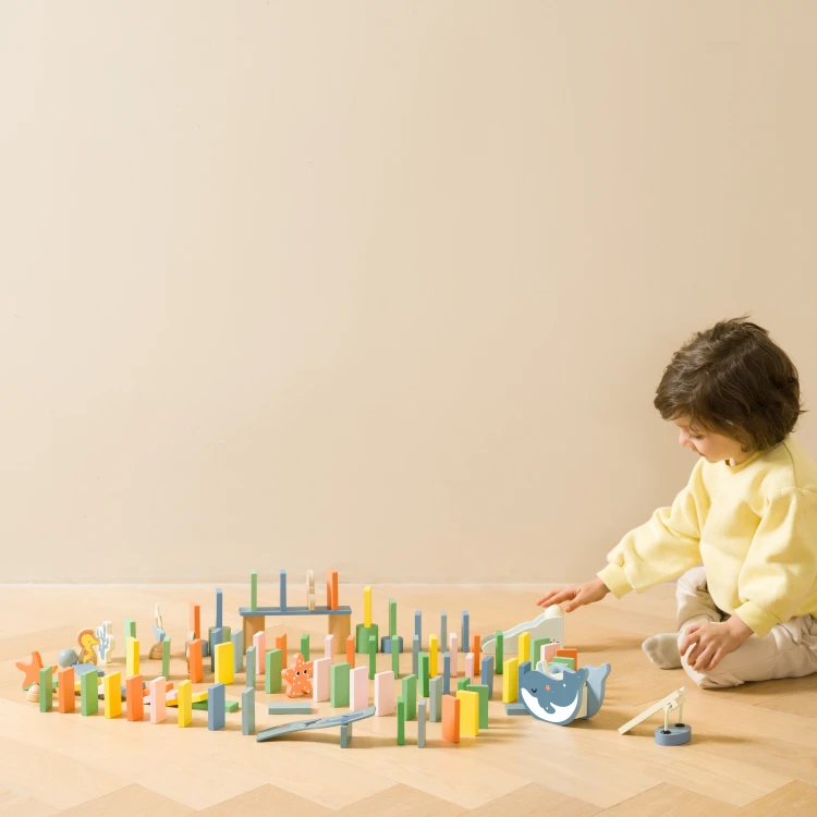 Zbliżenie na drewniane klocki domino — kolorowe elementy i łączenia toru logicznego CLASSIC WORLD