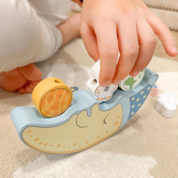 Układanka Montessori w użyciu — dziecko balansuje elementy Księżyca na sznurku TOOKY TOY