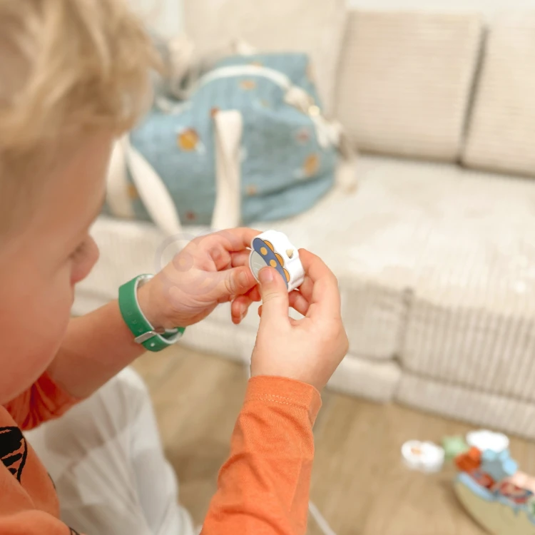 Ujęcie z góry pokazuje rozmieszczenie elementów kosmosu i kolorystykę nawlekanki TOOKY TOY
