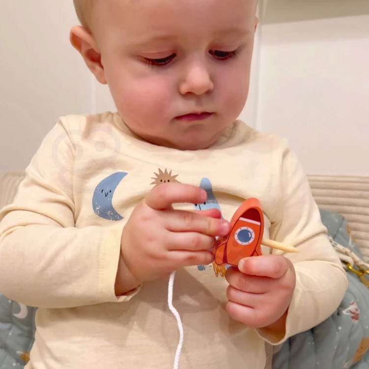 Bok układanki — sznurek, otwory i sposób nawlekania drewnianych części TOOKY TOY