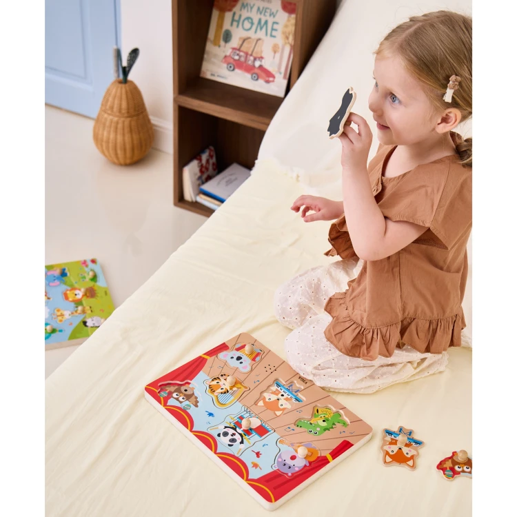Zestaw elementów rozłożonych na stole — drewniane puzzle sensoryczne VIGA w użyciu podczas zabawy
