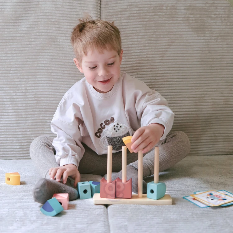Widok z góry na pastelowe klocki kraba TOOKY TOY — różne kształty i łatwe do chwytania elementy