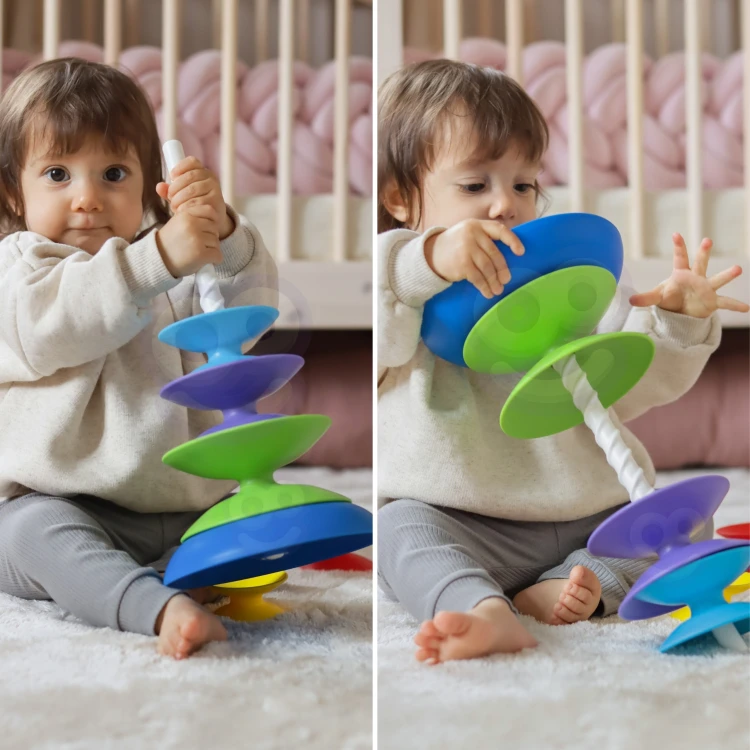 Dziecko bawi się kolorową wieżą układanką WOOPIE BABY — naturalna scena zabawy, ruch i interakcja z elementami