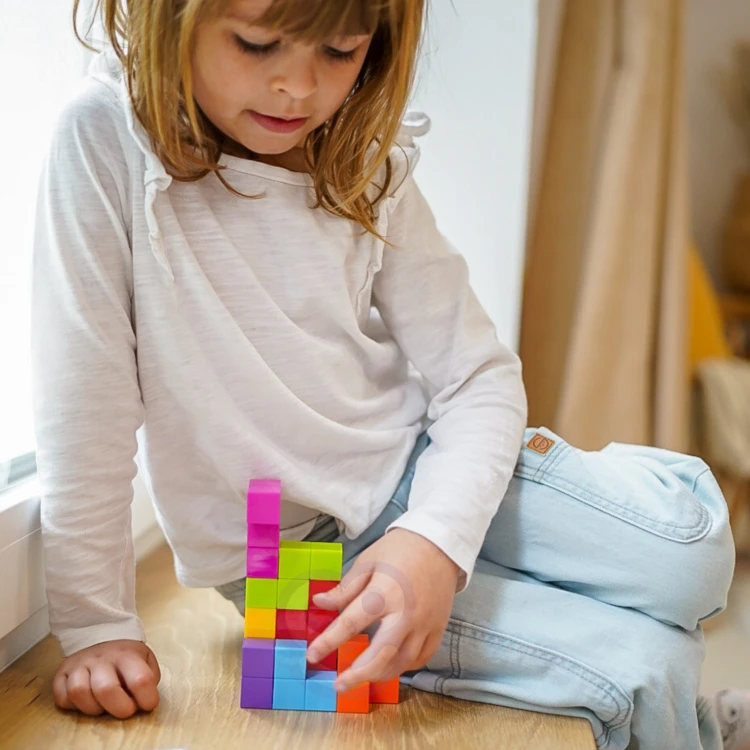 Zbliżenie na kolorowe klocki Kostki Tetris — wyraźne kształty i łączenia elementów układanki