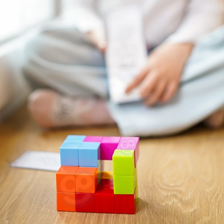 Widok z góry na złożoną kostkę Tetris — konstrukcja i połączenia elementów układanki w całości