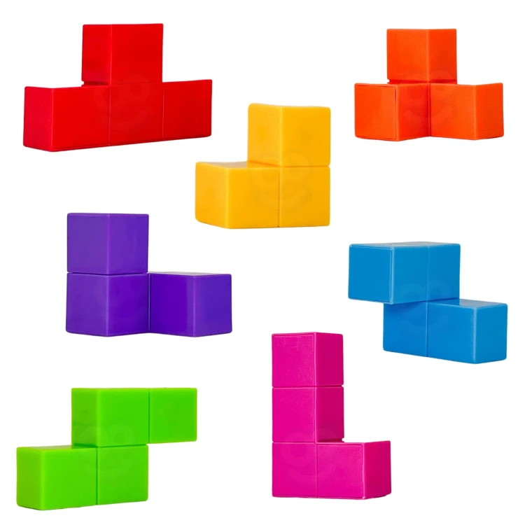 Elementy ułożone na stole w różnych konfiguracjach — demonstracja możliwości układanki Kostka Tetris WOOPIE