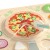 Dziecięce dłonie kroją kawałek pizzy drewnianym nożem — ćwiczenie zręczności marki 50
