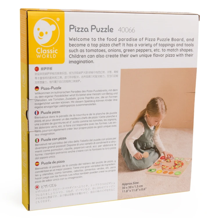 Dłoń trzyma plaster pizzy nad talerzem — widoczne detale malowania i rzepów, drewniana pizza CLASSIC WORLD
