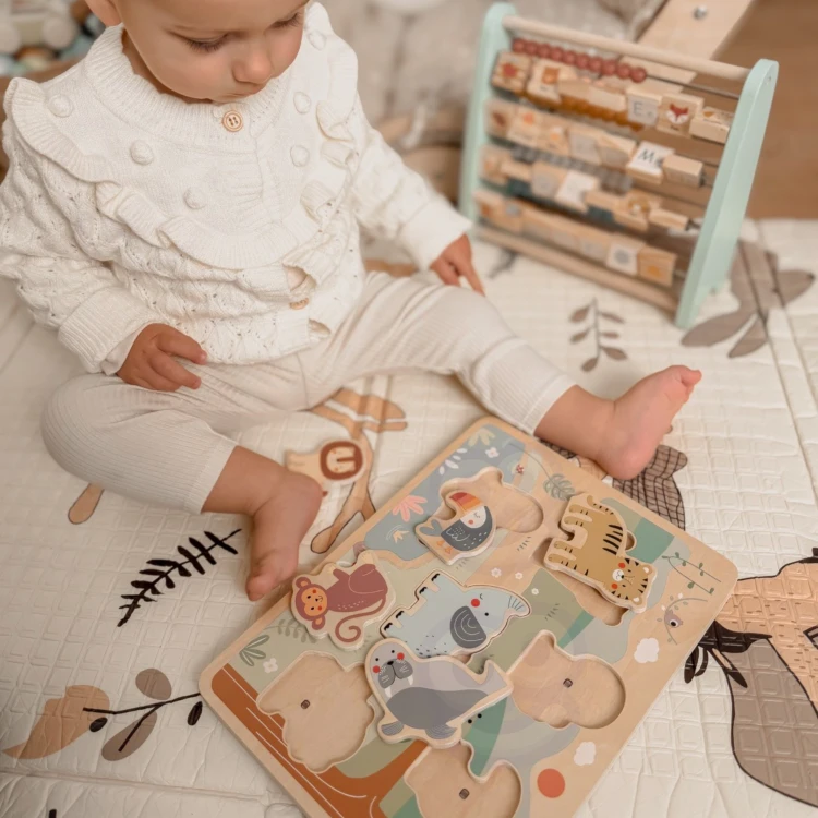 Zbliżenie na drewnianą figurkę z wyczuwalną teksturą drewna i detalami w interaktywnych puzzlach TOOKY TOY