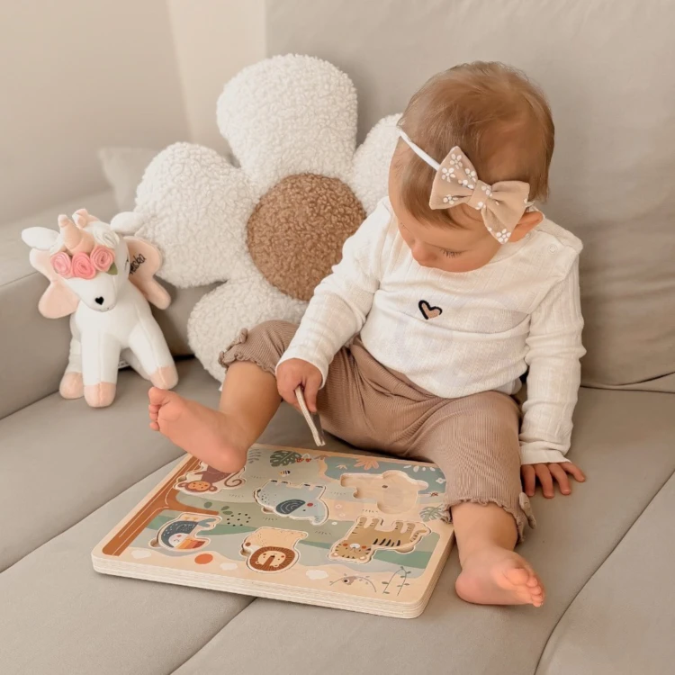 Dziecko układa safari z puzzli Montessori TOOKY TOY — praktyczne zastosowanie podczas zabawy i nauki zręczności