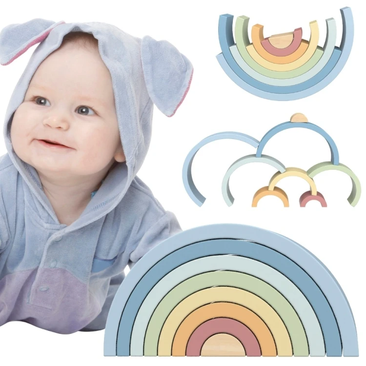 Pastelowa układanka drewniane klocki Montessori TOOKY TOY 51 — tęczowe elementy ułożone na stole