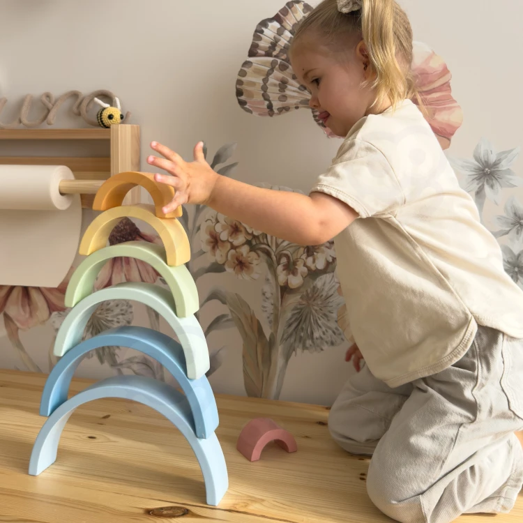 Widok z góry na ułożone tęczowe klocki Montessori — układanka TOOKY TOY w delikatnych pastelowych tonach
