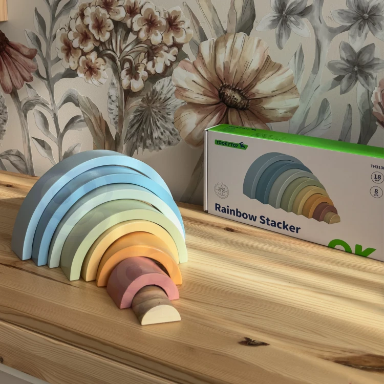 Dziecięce dłonie układają drewniane klocki Montessori TOOKY TOY — ćwiczenie motoryki i kreatywnej zabawy