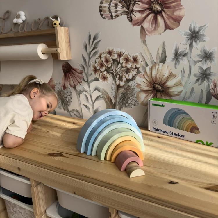 Klocki Montessori ułożone jako mostek i wieża — kreatywne możliwości popularnej układanki TOOKY TOY