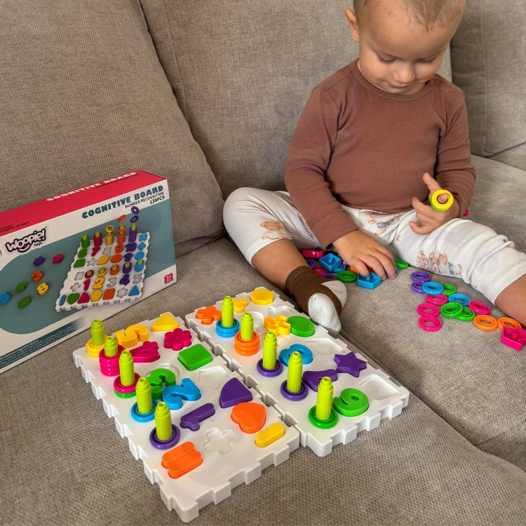 Dziecko układa litery z układanki Montessori WOOPIE — praktyczne zastosowanie w zabawie