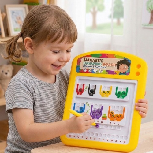 Zbliżenie na kolorowe literki i magnetyczne elementy tablicy WOOPIE — sorter ułatwiający naukę alfabetu