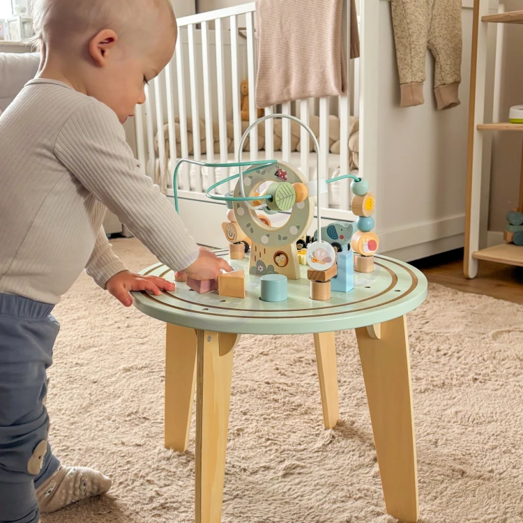 Perspektywa boczna stołu aktywności TOOKY TOY — nóżki i stabilna konstrukcja widoczne z boku