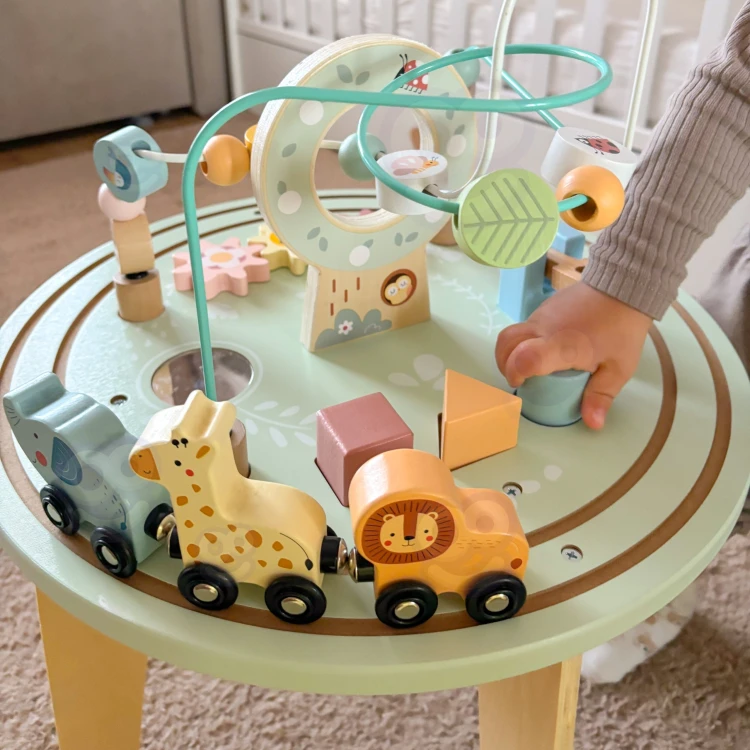 Ujęcie top-down pętli motorycznej TOOKY TOY — prowadnice i kolorowe elementy do przesuwania
