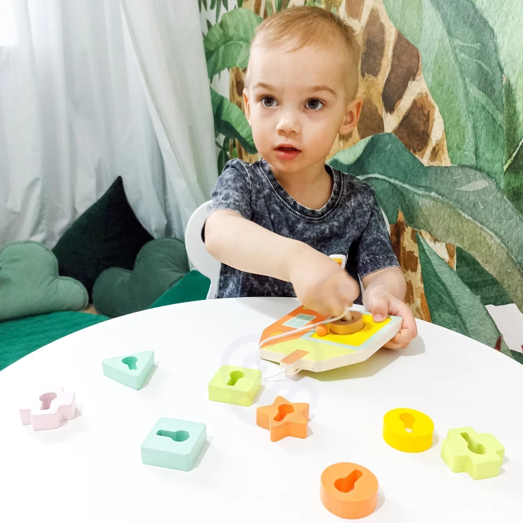 Przeplatanka MONTESSORI CLASSIC WORLD na drewnianej podstawie — stabilne elementy do nauki motoryki rąk