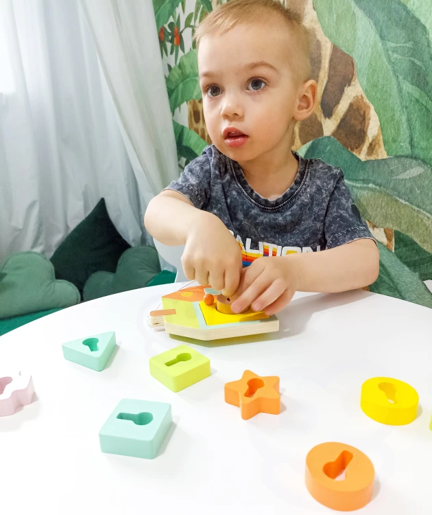 Kolorowe klocki z różnymi wzorami — różnorodność elementów do nawlekania w zestawie CLASSIC WORLD