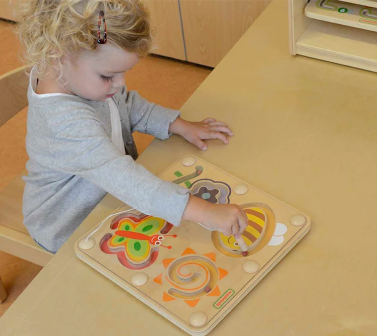 Widok z boku tabliczki MASTERKIDZ — uchwyt i profil magnetycznej zabawki dla najmłodszych