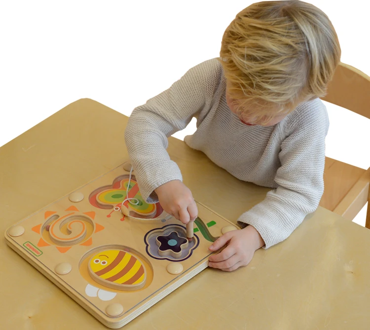 Fragment zbliżony na jedną ścieżkę labiryntu — ruchome elementy w jasnych barwach MASTERKIDZ