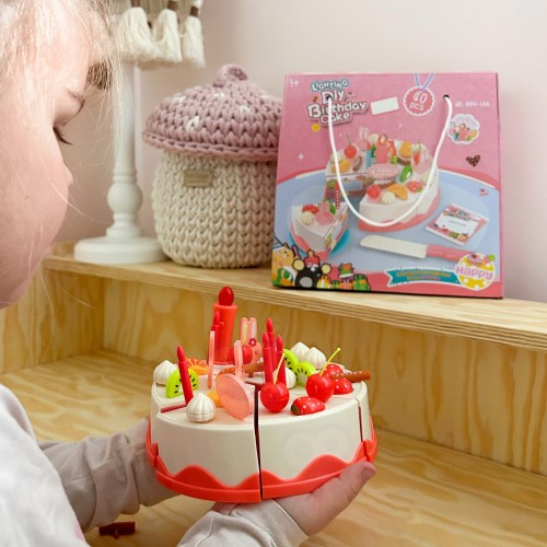 Zbliżenie na plastikowe owoce tortu do krojenia — kolorowe elementy zestawu WOOPIE 40 el