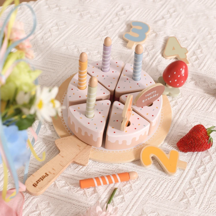 Zbliżenie na warstwy drewnianego tortu VIGA — kolorowe kawałki i tekstura drewna widoczne z bliska