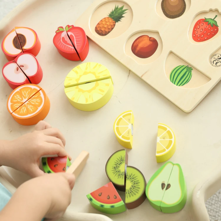 Pojemnik i deska do krojenia z zestawu CLASSIC WORLD — widok przechowywania elementów Montessori ułożonych w pudełku