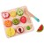 Scena zabawy przy stoliku: talerzyk, owoce i deska z zestawu CLASSIC WORLD — naturalne użycie podczas nauki