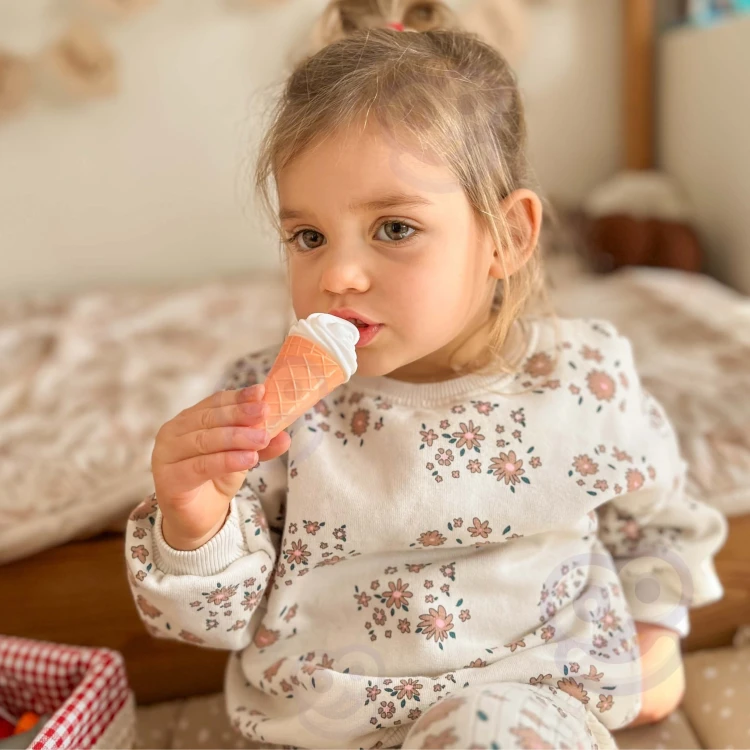Zbliżenie na plastikowe jabłka i marchewki z zestawu WOOPIE — wyraźne kolory i faktura elementów zachęcają do zabawy