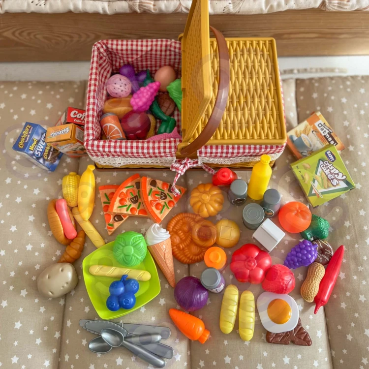 Ujęcie detalu: akcesoria fast food z kolekcji WOOPIE — mini kanapka, pudełko z frytkami i kubeczek na piknikowej scenerii