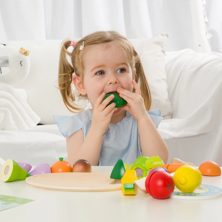 Zbliżenie na drewniane noże i uchwyty z rzepami w zestawie do krojenia owoców CLASSIC WORLD