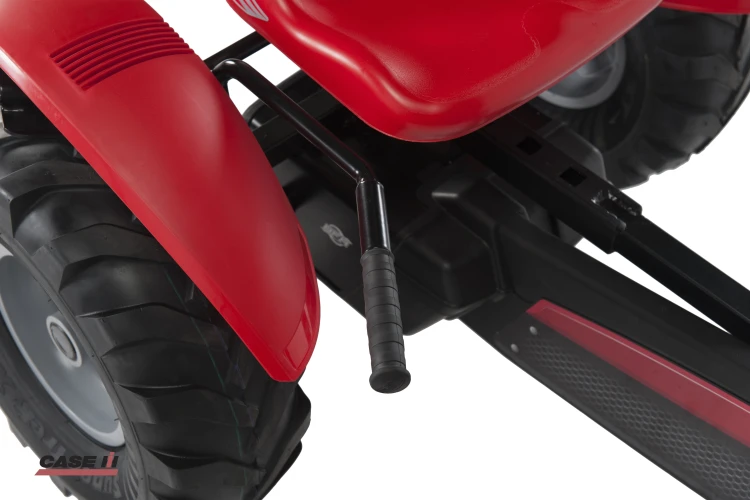 Zbliżenie na logo Case IH i dekoracyjne elementy gokarta BERG — emblematy oraz napisy na przednim błotniku