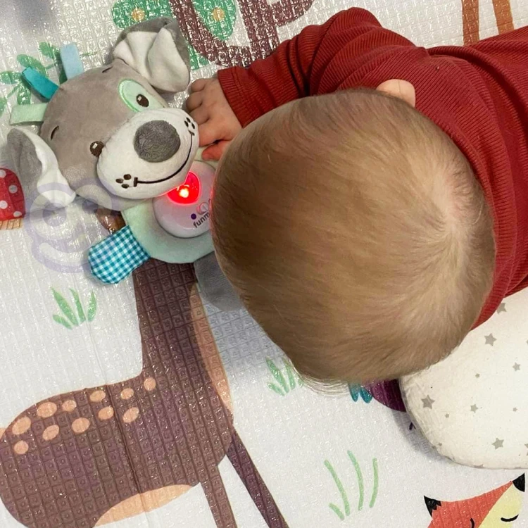 Widok z boku interaktywnego pieska WOOPIE BABY 88 — miękka przytulanka z panelem dźwiękowym