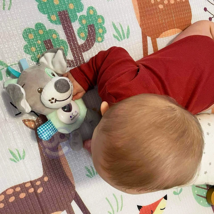 Zbliżenie twarzy przytulanki WOOPIE BABY 88 — miękka tkanina, haftowane oczy i delikatne detale pyska