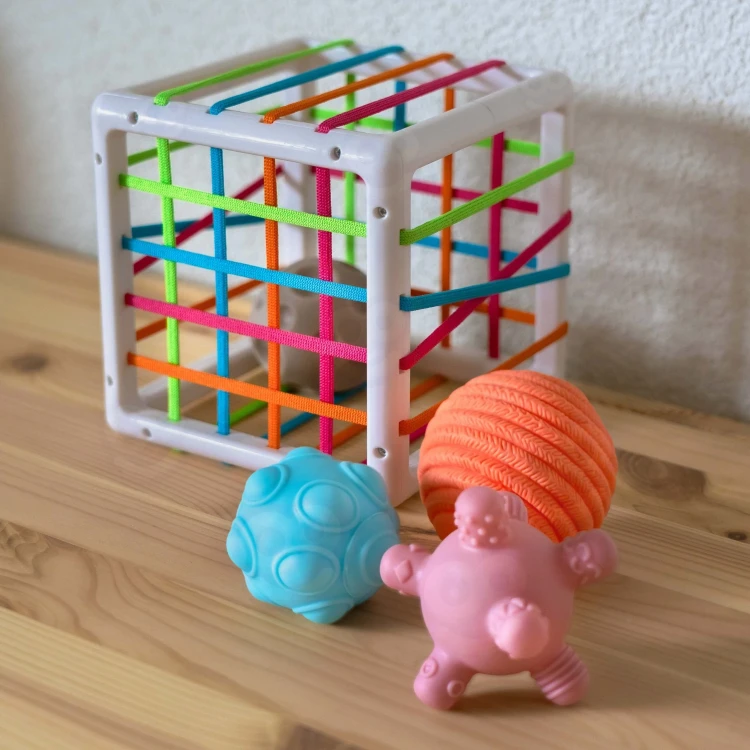 Dziecięca rączka wkłada figurę do sortera WOOPIE BABY — pokaz użycia i interakcji sensorycznej