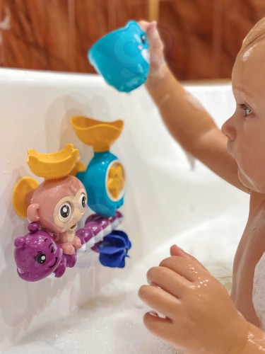 Widok z przodu: Małpka WOOPIE BABY tryskająca wodą, kubeczek do nalewania i zabawy w wannie