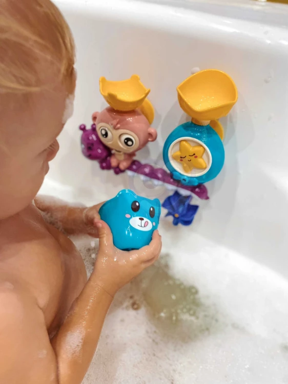 Zbliżenie na małpkę — kolorowe elementy i otwory do polewania, WOOPIE BABY w kąpieli