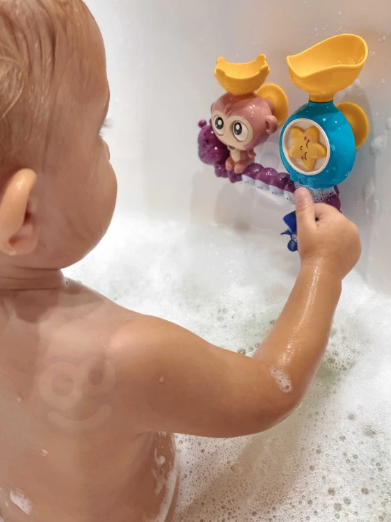 Widok z góry: kubeczek nalewający wodę na małpkę, zabawa sensoryczna WOOPIE BABY w wannie
