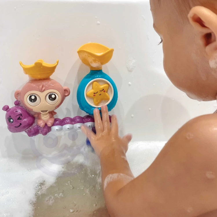 Detal spodu małpki — otwory do wypływu wody i faktura tworzywa, część zestawu WOOPIE BABY