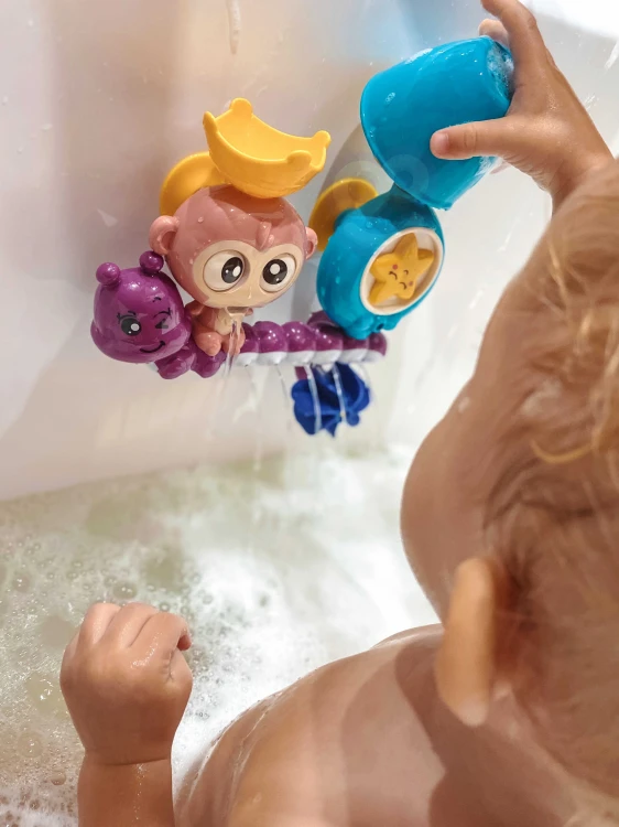 Widoczna naklejka z oznaczeniami bezpieczeństwa i grafika producenta WOOPIE BABY na opakowaniu